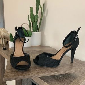 Elegant black laced heels